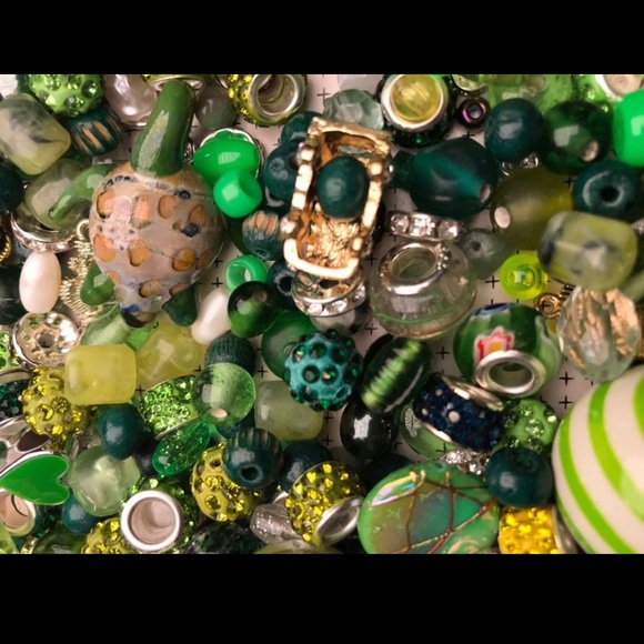 COPY - Large Mixed Lot of GREENS BEADS CHARM New & Vintage All shapes & Sizes - Picture 9 of 11